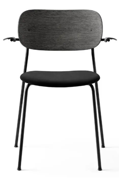 Audo Copenhagen Co gestoffeerde eetkamerstoel met armleuningen - Black Oak-Icon 246 Premium