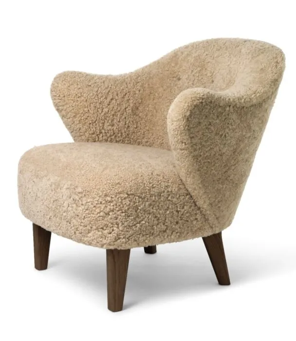 Audo Copenhagen Ingeborg loungestoel - sheepskin-Dark Stained Oak-Honey Favoriet