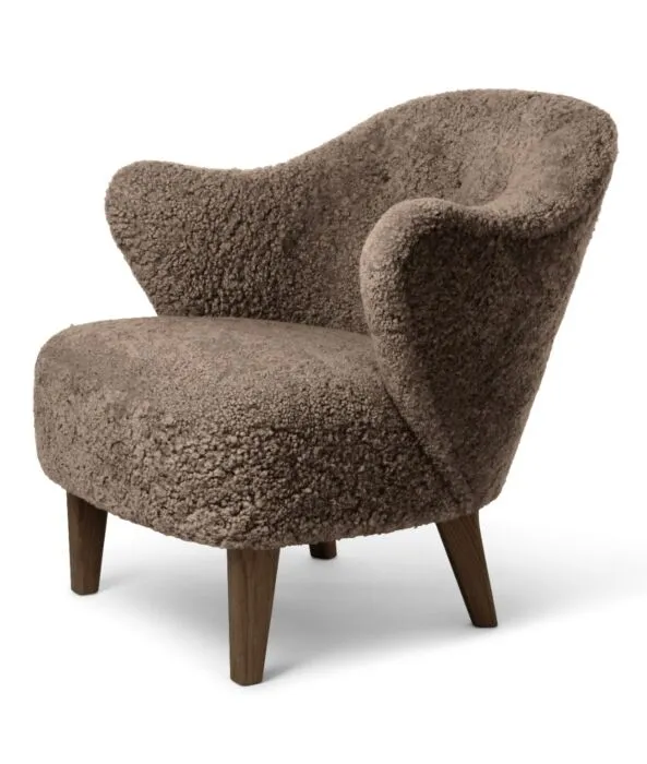Audo Copenhagen Ingeborg loungestoel - sheepskin-Dark Stained Oak-Sahara Shop Nu