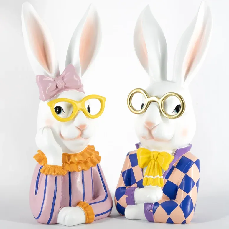 Paasornament haas met bril – kleurrijk decoratiebeeld Seizoensaanbieding