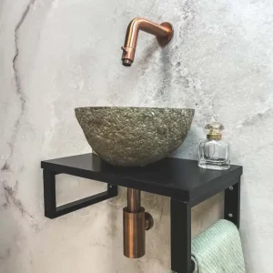 Aanbieding Saniclear Lovi fonteinset met rivierstenen waskom en koperen kraan voor in het toilet