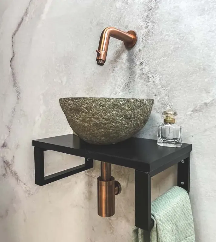 Aanbieding Saniclear Lovi fonteinset met rivierstenen waskom en koperen kraan voor in het toilet